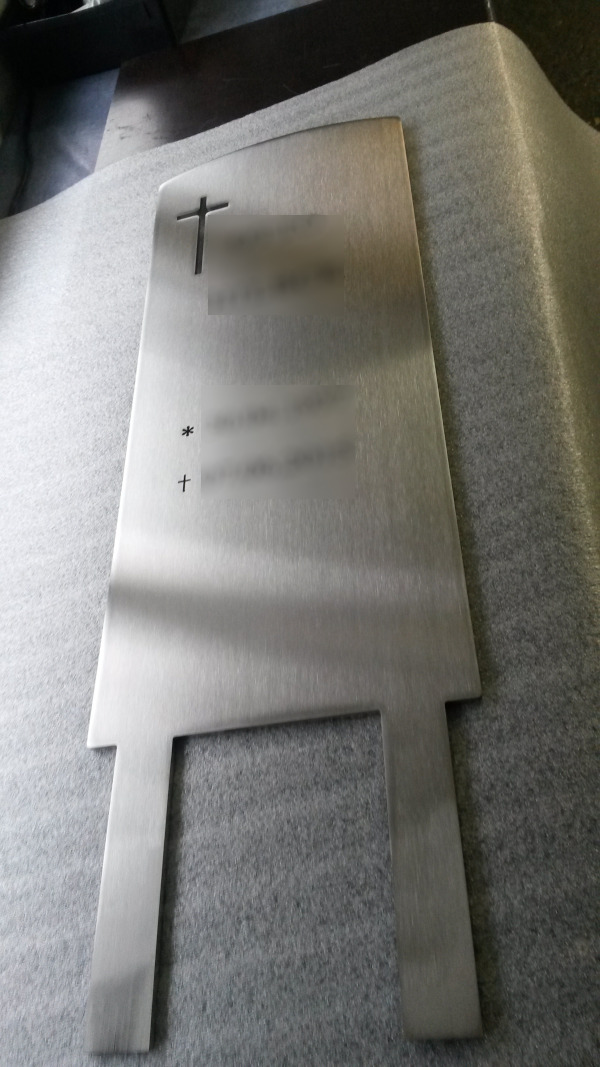 Grabschild aus Edelstahl noch nicht eingebaut