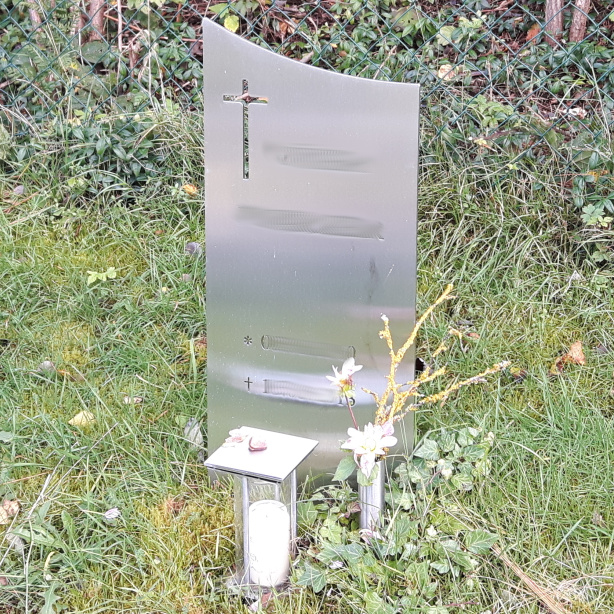 Grabschild aus Edelstahl für den Friedhof