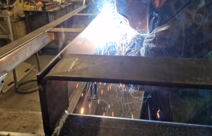 Schweißarbeiten an einem Metallstück gehört zu den Leistungen von WST Metallbau in Olsberg